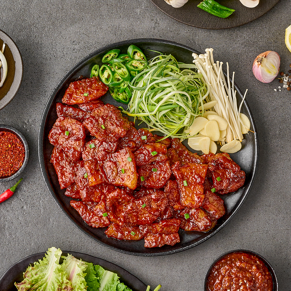 정채움 정성 가득 채운 두툼 칼집 구이 매운맛 700g 팽이버섯 비법 양념 돼지